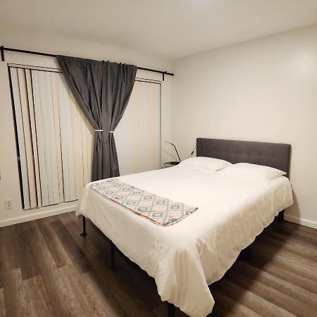 Centrally Located, 4X Queen, 300 Mbps Internet With Backyard! Hemet Bagian luar foto