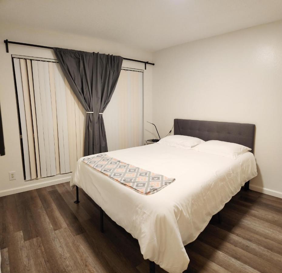 Centrally Located, 4X Queen, 300 Mbps Internet With Backyard! Hemet Bagian luar foto
