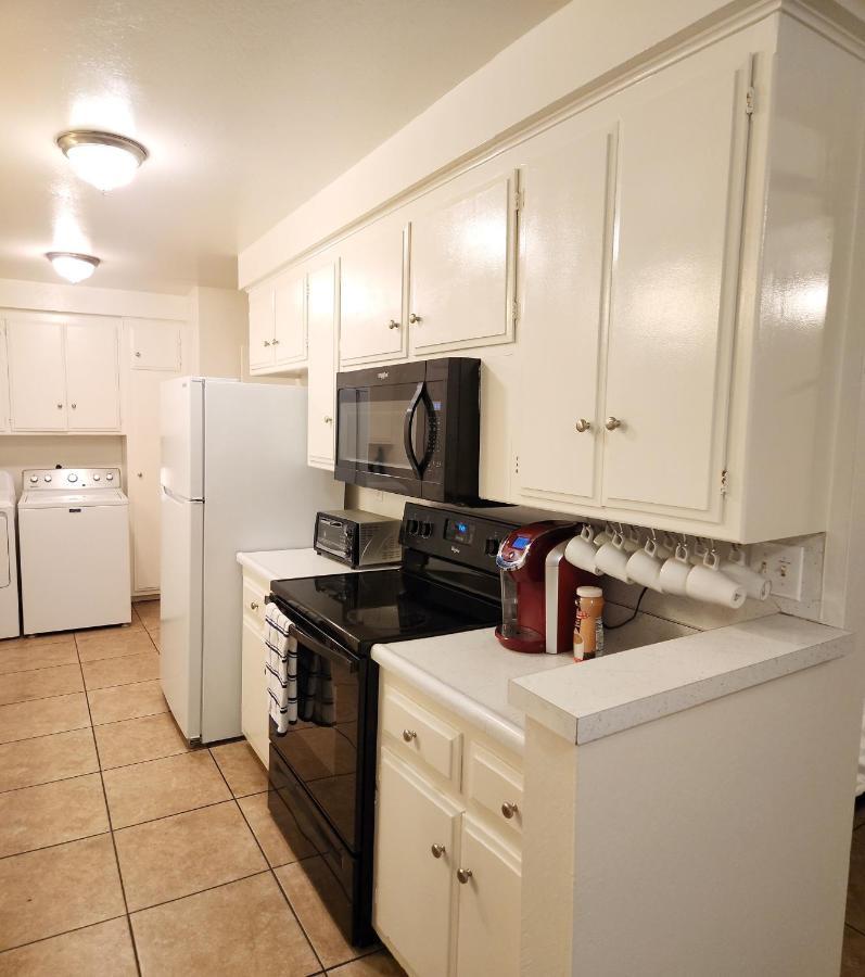 Centrally Located, 4X Queen, 300 Mbps Internet With Backyard! Hemet Bagian luar foto