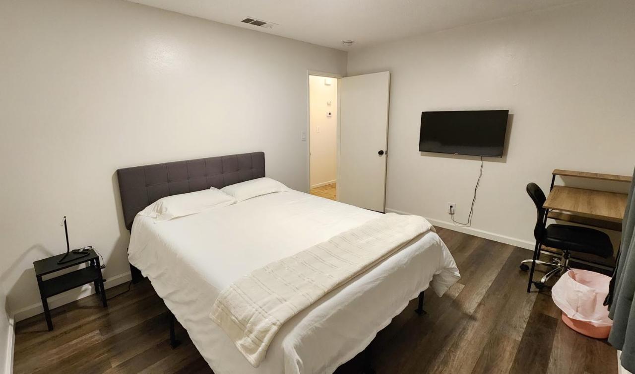 Centrally Located, 4X Queen, 300 Mbps Internet With Backyard! Hemet Bagian luar foto
