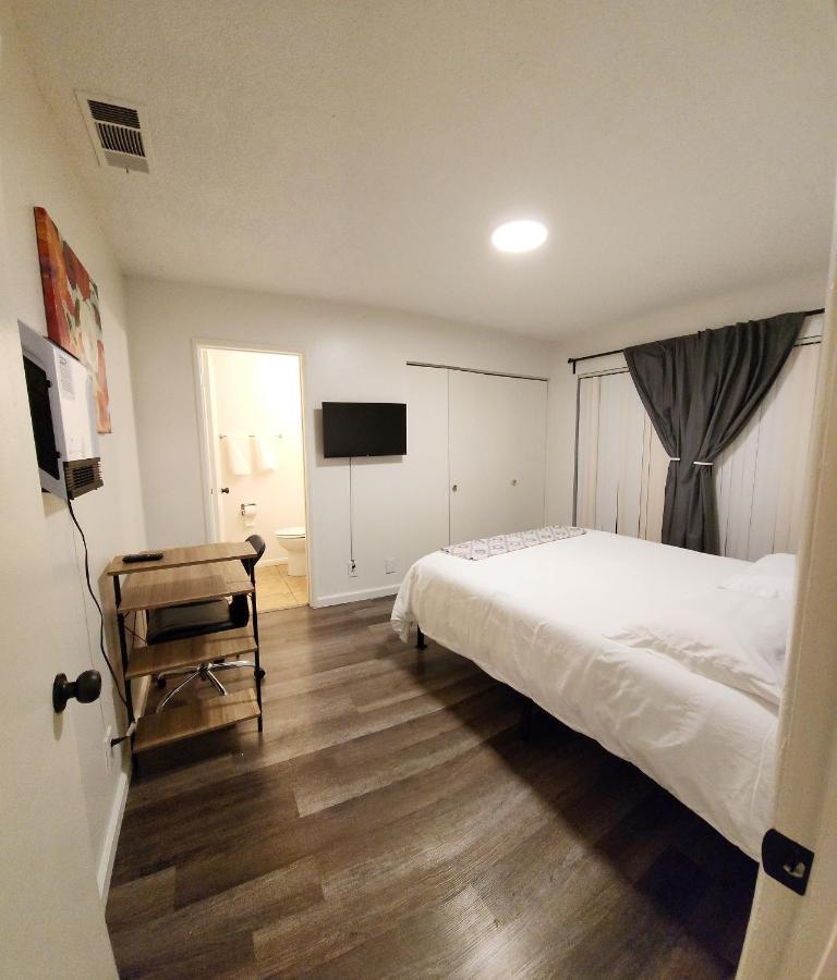 Centrally Located, 4X Queen, 300 Mbps Internet With Backyard! Hemet Bagian luar foto